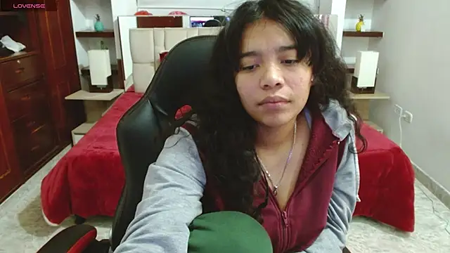 Snapshot of laureentt_ chatting on 03/08/25, 07:05 laureentt online show from 03/08/25, 07:05