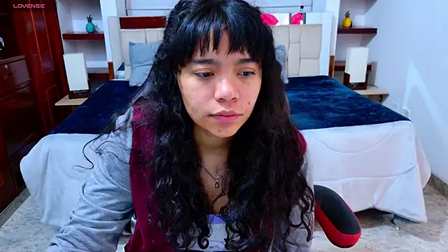 laureentt  online show from 10/25/25, 03:06