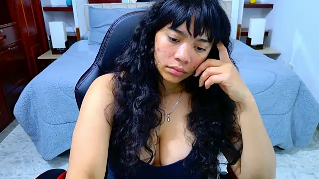 laureentt  online show from 11/05/25, 03:09