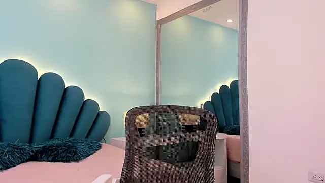 sharlott18 online show from 01/05/26, 05:27