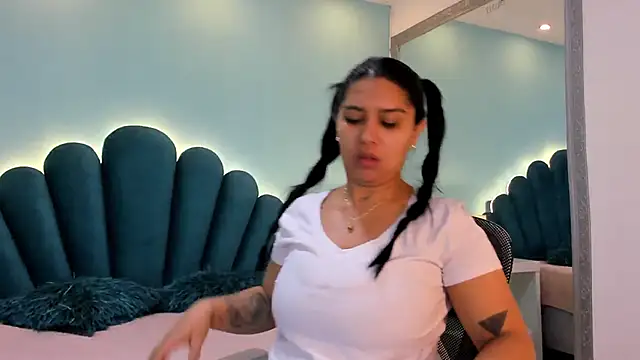 sharlott18 online show from 12/04/25, 12:26