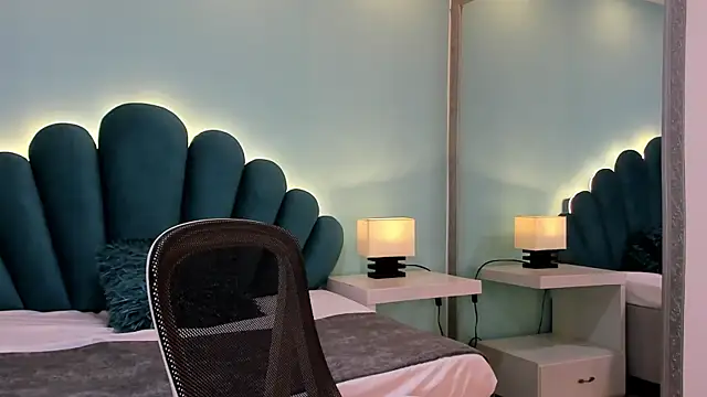 sharlott18 online show from 10/13/25, 11:45