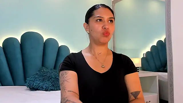 sharlott18 online show from 10/22/25, 01:21