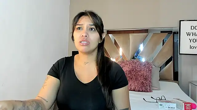 sharlott18 online show from 12/25/24, 01:51