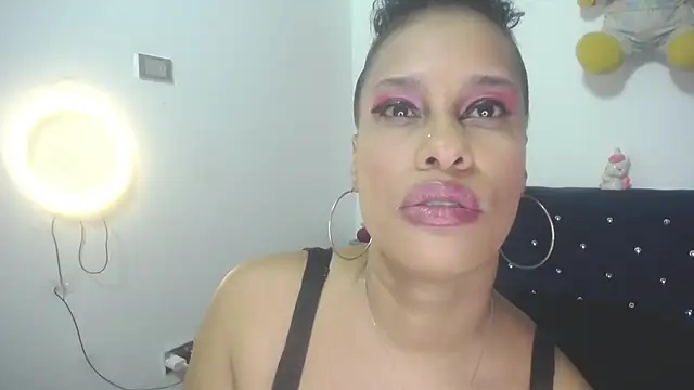 pamela guzmaan online show from 10/07/25, 05:36