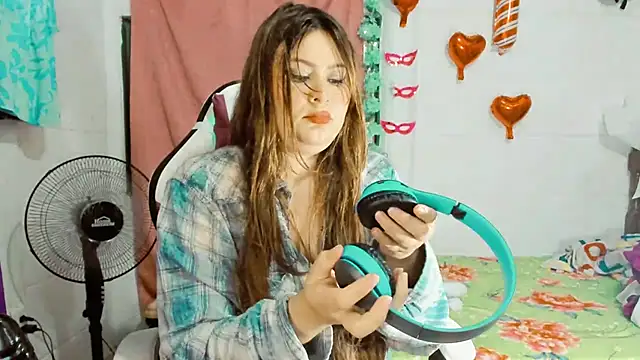 Snapshot of SofiaOlivares chatting on 02/09/25, 04:04 SofiaOlivares online show from 02/09/25, 04:04
