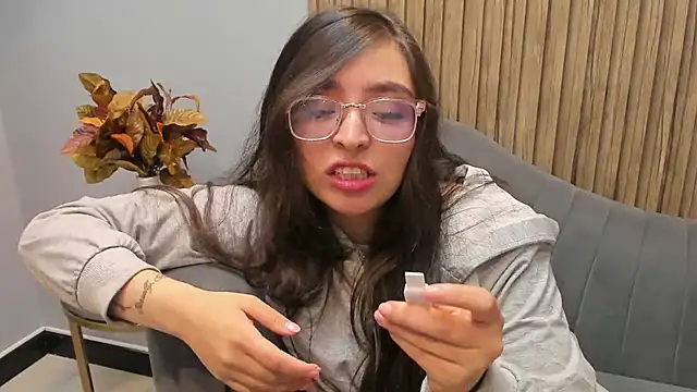 Eva Macalliter online show from 03/21/25, 10:17