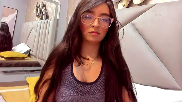 Eva Macalliter online show from 12/14/25, 03:57