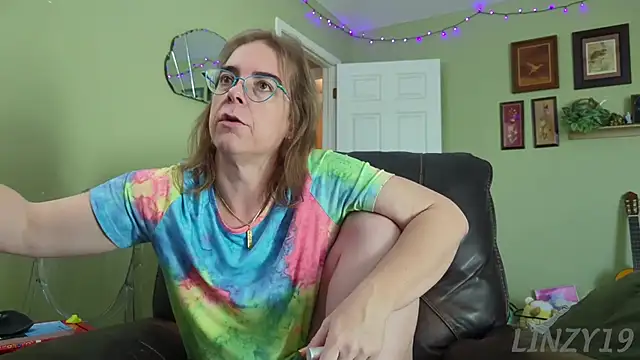 Linzy 19 online show from 11/11/25, 09:31