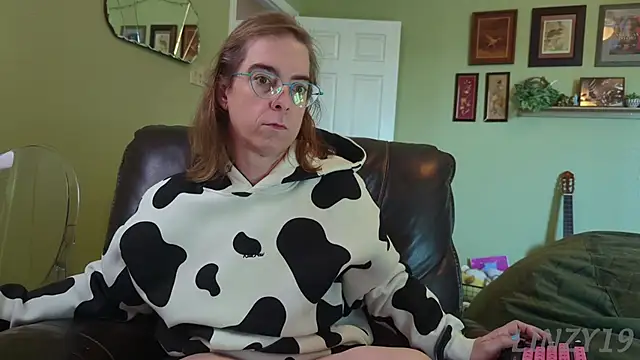 Linzy 19 online show from 11/12/25, 04:33