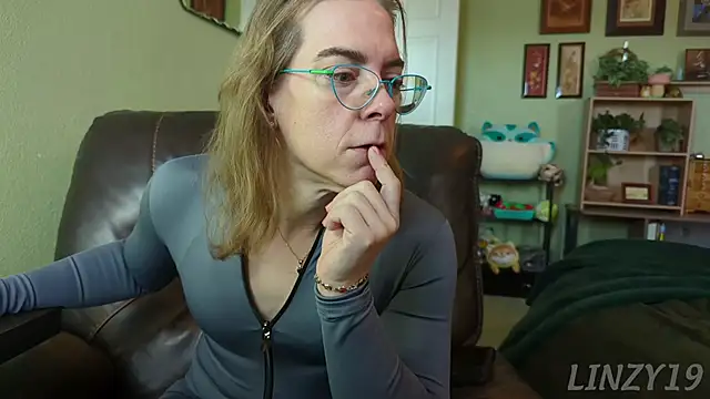 Linzy 19 online show from 12/02/25, 04:30