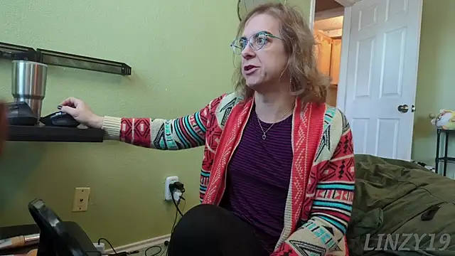 Linzy 19 online show from 12/19/25, 02:41