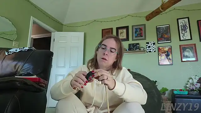 Linzy 19 online show from 11/10/25, 05:40