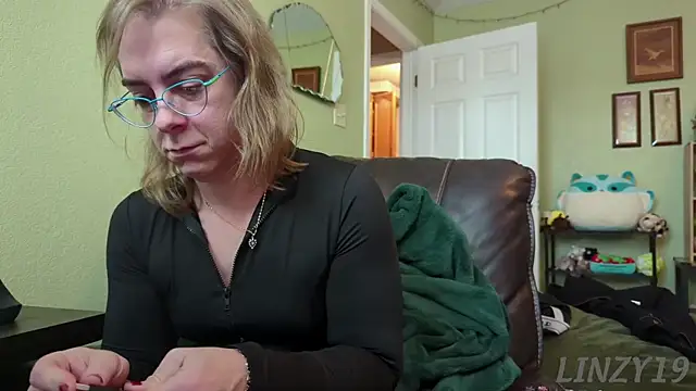 Linzy 19 online show from 12/01/25, 03:24