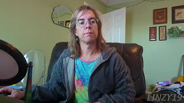 Linzy 19 online show from 11/17/25, 02:32