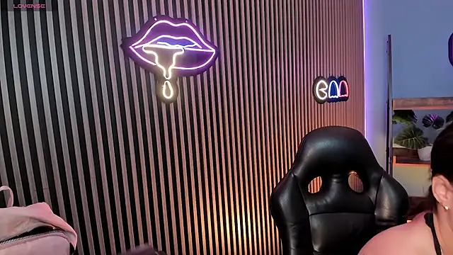 emily roberts1 online show from 12/04/25, 04:44