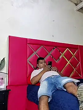 ViolettAndCandy online show from 12/04/25, 02:49