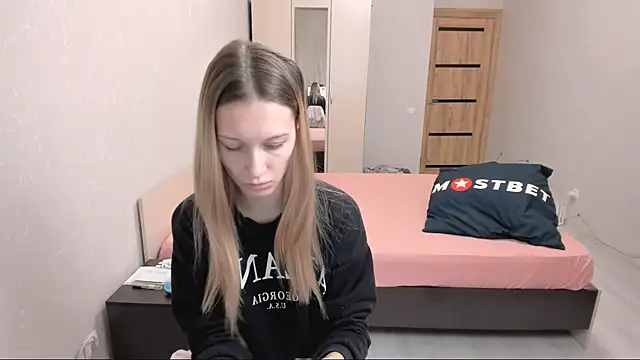 Snapshot of OliviaLukas chatting on 12/18/24, 05:42 OliviaLukas online show from 12/18/24, 05:42