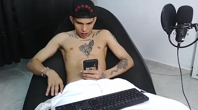 Snapshot of hot_king20 chatting on 02/26/25, 07:45 hot king20 online show from 02/26/25, 07:45