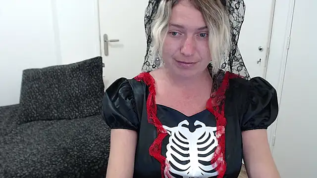 Snapshot of cumfun chatting on 10/28/25, 01:43 cumfun online show from 10/28/25, 01:43