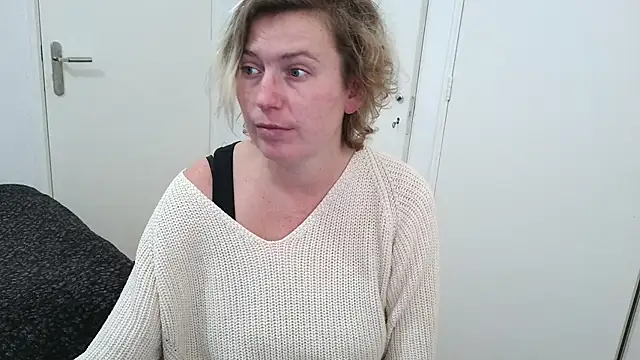 Snapshot of cumfun chatting on 12/15/25, 10:43 cumfun online show from 12/15/25, 10:43