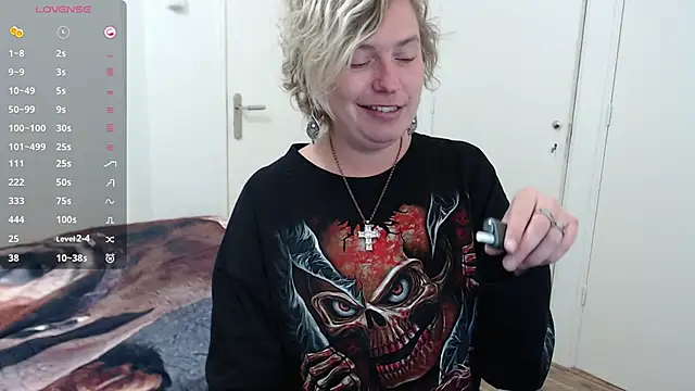 Snapshot of cumfun chatting on 11/11/25, 01:28 cumfun online show from 11/11/25, 01:28