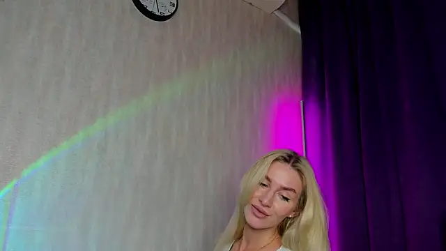 Snapshot of Miss_Kreez chatting on 10/13/25, 08:27 Miss Kreez online show from 10/13/25, 08:27