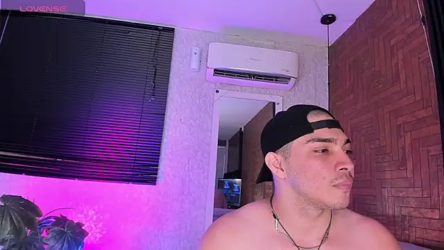Snapshot of JUANDIAMONDS98 chatting on 05/04/26, 01:14 JUANDIAMONDS98 online show from 05/04/26, 01:14