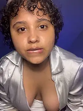 Snapshot of lou_cute chatting on 03/17/26, 04:04 lou cute online show from 03/17/26, 04:04