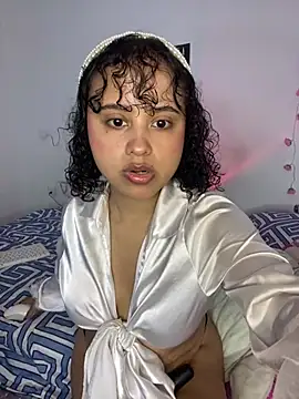 Snapshot of lou_cute chatting on 03/18/25, 10:07 lou cute online show from 03/18/25, 10:07