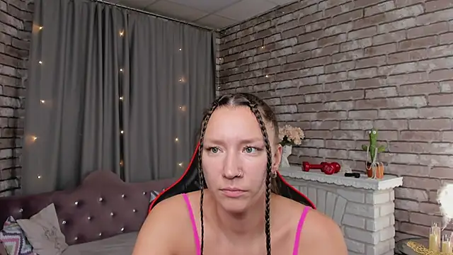 Snapshot of SarahCoksss chatting on 04/18/26, 12:24 SarahCoksss online show from 04/18/26, 12:24