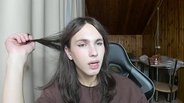 Snapshot of fcherthth chatting on 12/19/24, 10:32 fcherthth online show from 12/19/24, 10:32