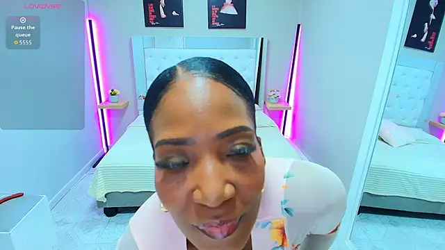 kimmturner online show from 11/12/25, 12:42