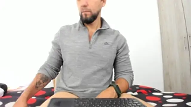 Snapshot of JULESLAKES chatting on 12/21/25, 01:02 JULESLAKES online show from 12/21/25, 01:02