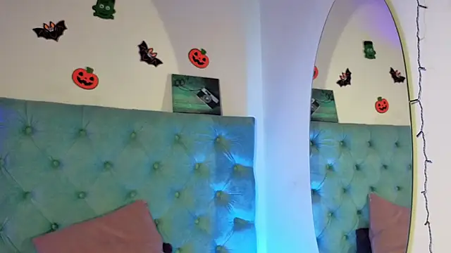 Paola Lyon  online show from 11/29/25, 06:02