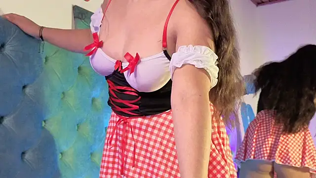 Paola Lyon  online show from 10/31/25, 08:00