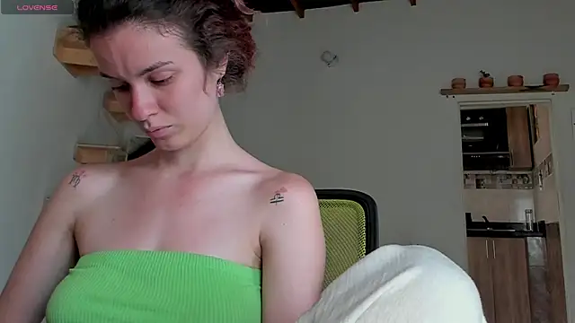 Snapshot of Rainbow_leia chatting on 09/13/25, 07:14 Rainbow leia online show from 09/13/25, 07:14