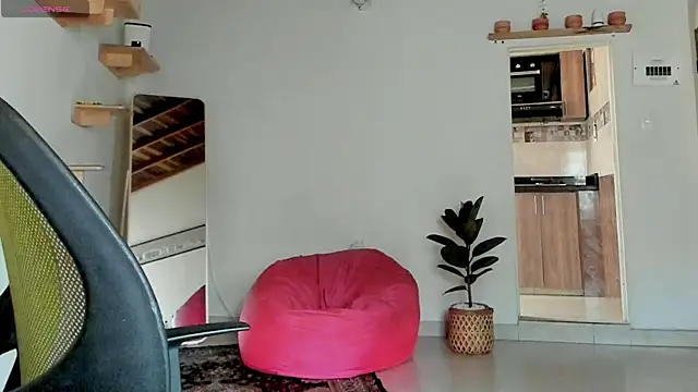 Snapshot of Rainbow_leia chatting on 10/25/25, 06:30 Rainbow leia online show from 10/25/25, 06:30