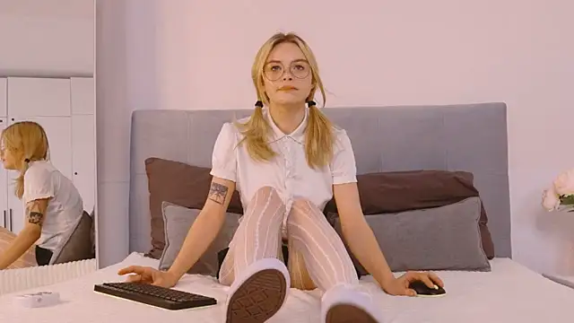 Snapshot of FapClubFamm chatting on 09/13/25, 04:18 FapClubFamm online show from 09/13/25, 04:18