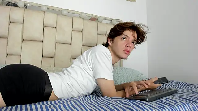 Snapshot of daniel_hot03 chatting on 12/22/25, 01:22 daniel hot03 online show from 12/22/25, 01:22