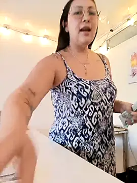 Snapshot of my-kitty chatting on 12/17/25, 10:37 my-kitty online show from 12/17/25, 10:37