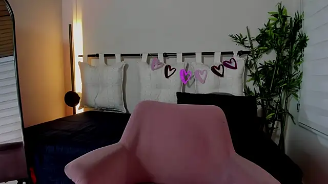 Snapshot of pamela_anderson_ chatting on 02/18/25, 04:04 pamela anderson online show from 02/18/25, 04:04