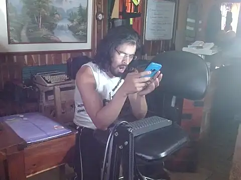 Snapshot of Dr_Pocholate84 chatting on 03/18/26, 08:43 Dr Pocholate84 online show from 03/18/26, 08:43
