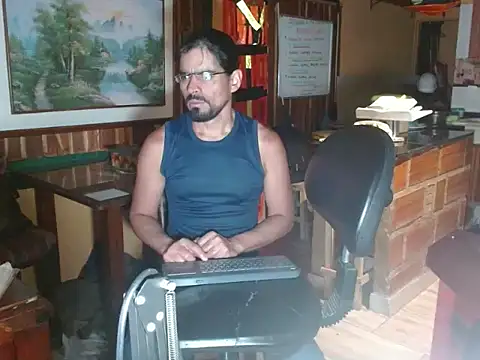 Snapshot of Dr_Pocholate84 chatting on 05/15/26, 11:58 Dr Pocholate84 online show from 05/15/26, 11:58