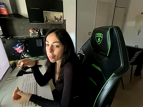 Snapshot of Chloe_Ricci chatting on 11/03/25, 07:57 Chloe Ricci online show from 11/03/25, 07:57