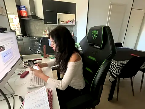 Snapshot of Chloe_Ricci chatting on 11/10/25, 07:57 Chloe Ricci online show from 11/10/25, 07:57