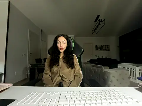 Snapshot of Chloe_Ricci chatting on 12/05/25, 07:51 Chloe Ricci online show from 12/05/25, 07:51