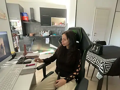 Snapshot of Chloe_Ricci chatting on 11/11/25, 09:48 Chloe Ricci online show from 11/11/25, 09:48