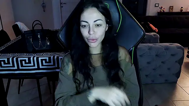 Snapshot of Chloe_Ricci chatting on 11/08/25, 08:34 Chloe Ricci online show from 11/08/25, 08:34