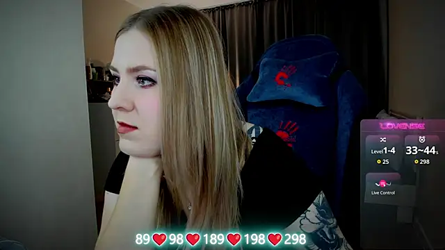 Snapshot of Olivia_Munk chatting on 10/25/25, 04:33 Olivia Munk online show from 10/25/25, 04:33